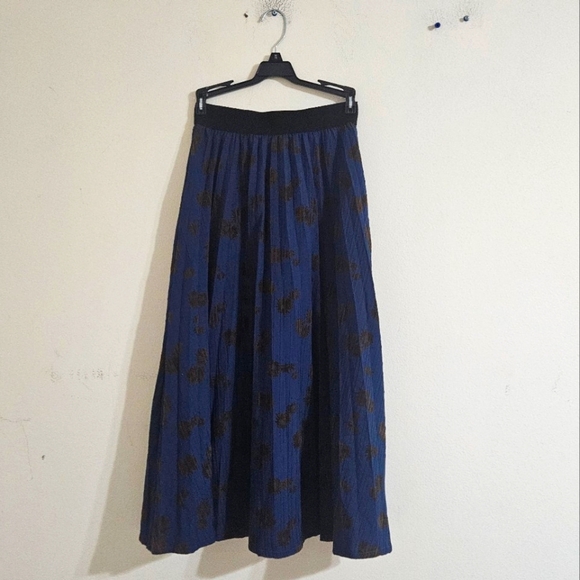 Maple & Cliff Pleated Maxi Skirt - Picture 2 of 5